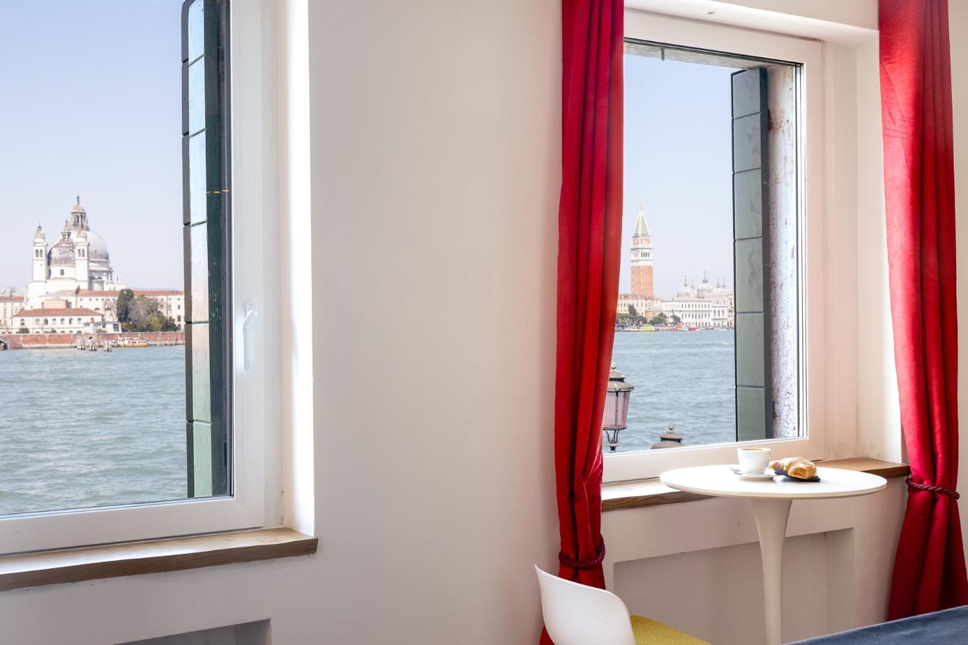 3 Windows On St - Waterfront Venice