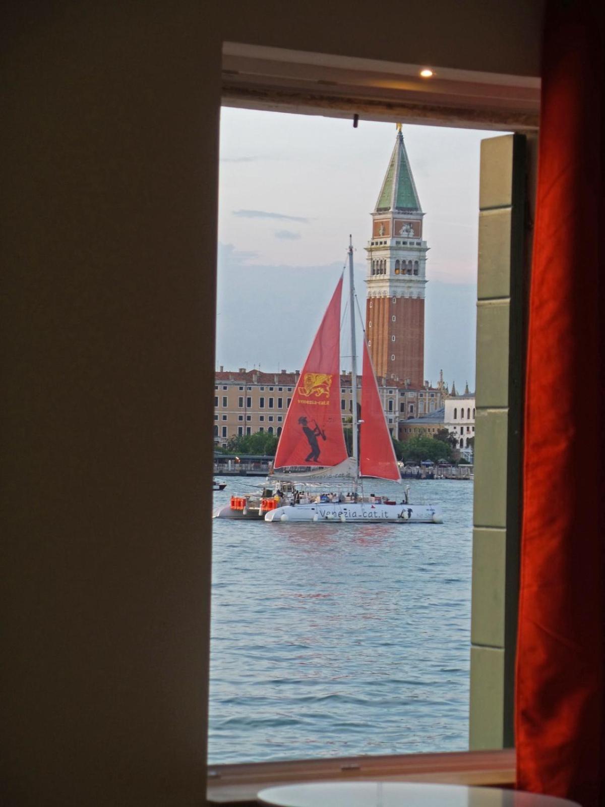 3 Windows On St - Waterfront Apartment